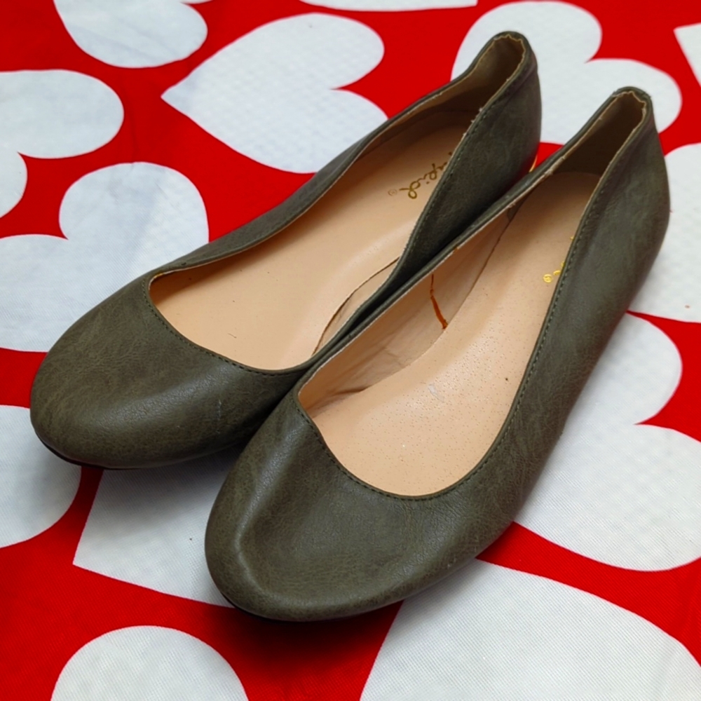 6.0 Olive flats Qupid